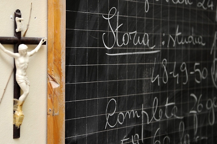 Mons. Pennisi. &laquo;Togliere il crocifisso dalle aule? &Egrave; un aiuto a Salvini&raquo;