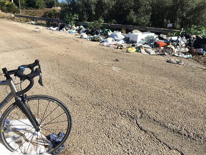 La gimkana dei cicloturistifra i rifiuti della Sicilia di Sud Est