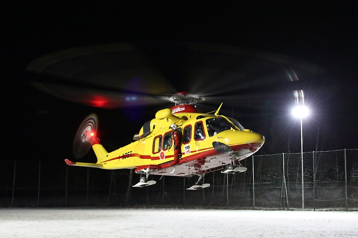 Patti: si schianta con l'auto contro un muro, muore anziano, ferita la moglie