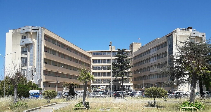 Pidocchi su un cadavere all'obitorio dell'ospedale di Milazzo