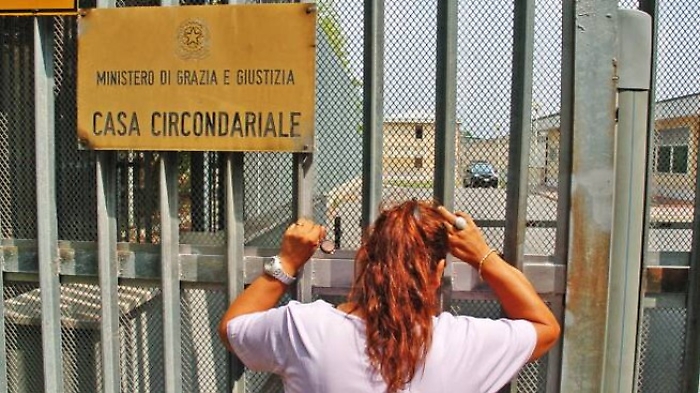 Droga &ldquo;on demand&ldquo; anche in carcere: 36 arresti tra Napoli, Salerno e Messina