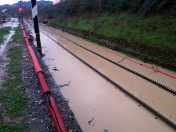 Maltempo, pezzo di muro sui binari: stop a treni sulla Gela-Caltanissetta