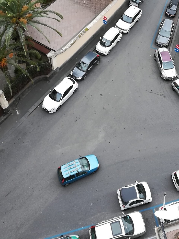 Catania: un esempio di sosta selvaggia a largo Aquileia