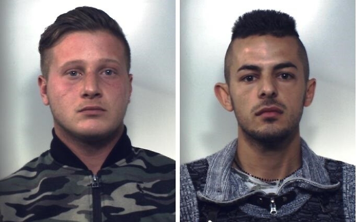 Maniace, si presentano a casa del rivale e sparano fucilate alla porta di casa