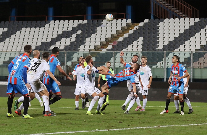 Coppa Italia, il Catania fa fuori la Leonzio con un'acrobazia di Curiale 