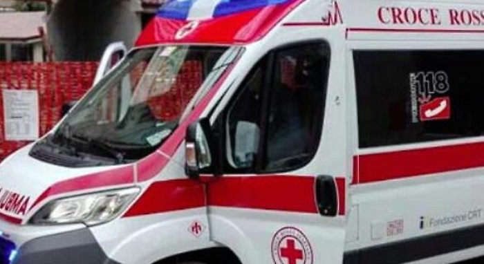 Palermo, operaio cade da impalcatura e fa un volo di 3 metri: &egrave; grave