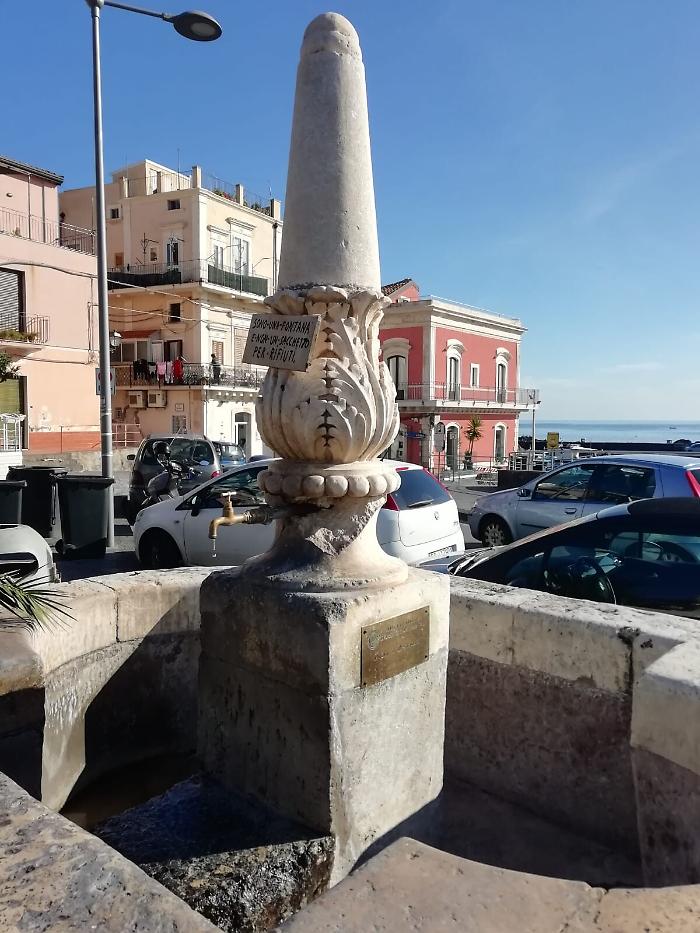 Aci Castello:  la fontana pericolante. 