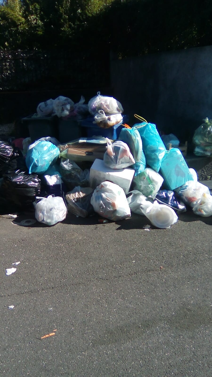 Pedara (CT) : cumuli di spazzatura per le strade.