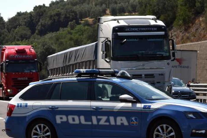 Furgoncino con 9 siciliani a bordo fuori strada nel Salernitano: un morto e 6 feriti