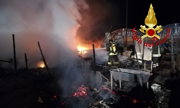 Magazzino agricolo distrutto dalle fiamme nel Siracusano