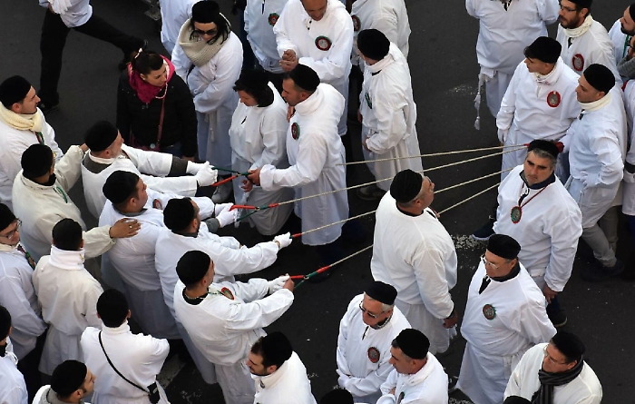 L'interminabile processione di Sant'Agata: attesa per l'&laquo;acchianata&raquo; di Sangiuliano e il canto delle suore
