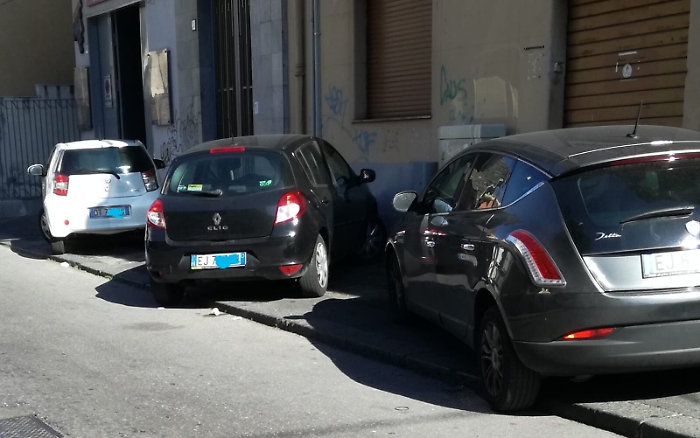 Catania: parcheggio selvaggio in via Mandr&agrave;