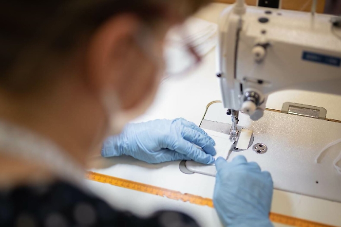 Caltagirone, volontarie al lavoro per cucire mascherine