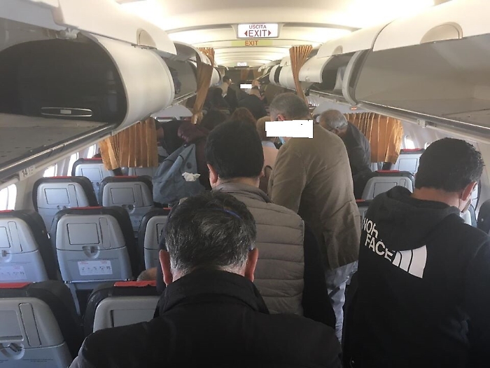 Allarme di Musumeci, "Su volo Catania-Roma non rispettate distanze sicurezza"