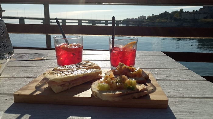 Sicilia, dal 6 giugno s&igrave; agli aperitivi in riva al mare: apre la stagione balneare