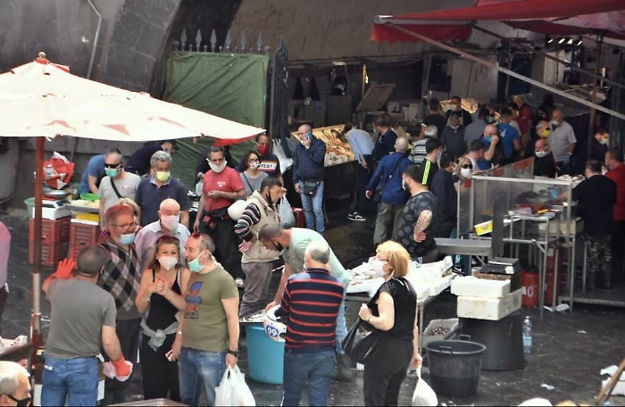 Catania, troppa gente "appiccicata", il prefetto corre ai ripari