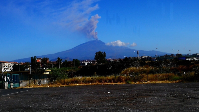 Etna, cenere da nuovo cratere di Sud Est, nube alta 4500 metri