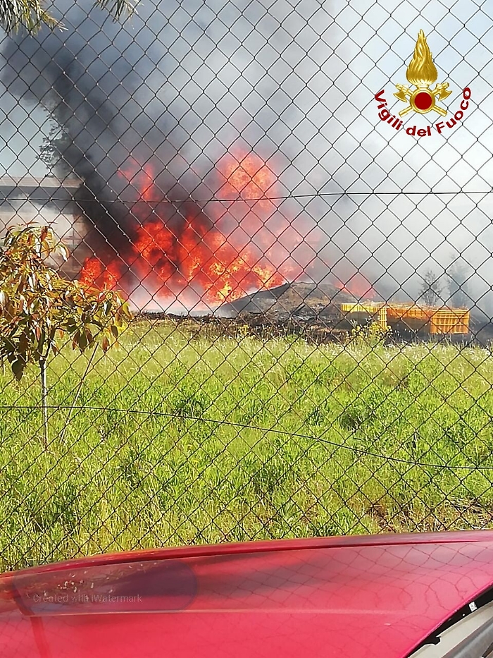 Incendio nel Giarrese: cassette di plastica prendono fuoco fuori da capannone