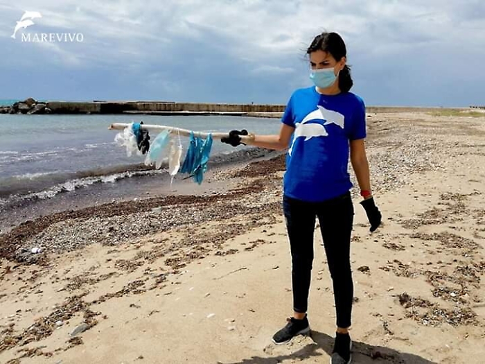 Coronavirus, nel mare palermitano invasione di guanti e mascherine 