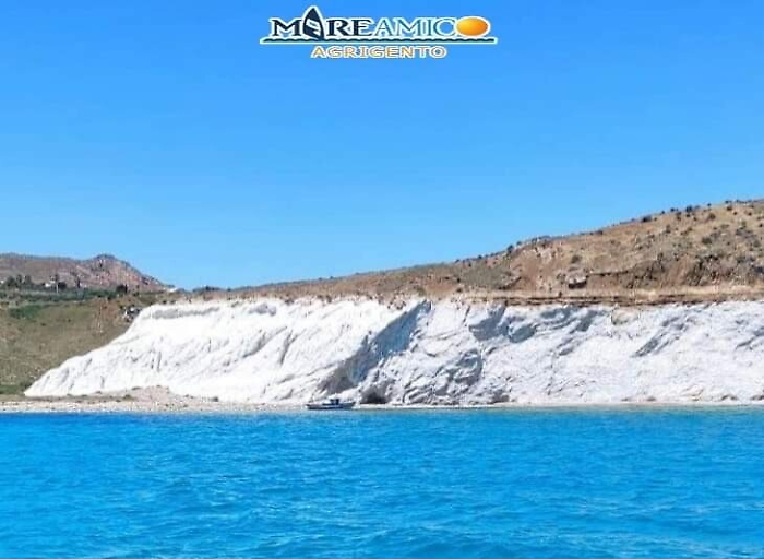 Maxi sbarco a Palma di MontechiaroNave madre lascia 400 migranti e fugge