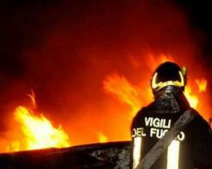 Fiamme nella notte in uno studio medico: sul posto liquido infiammabile