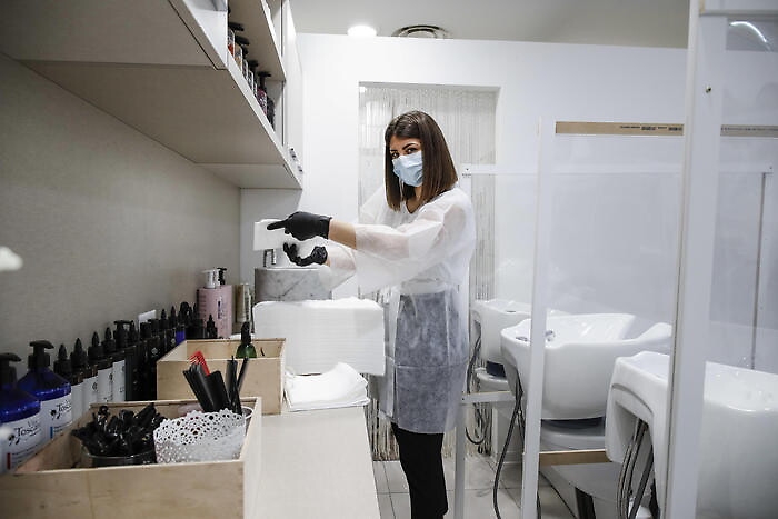 Fase2, prezzi pi&ugrave; alti dal parrucchiere e al bar: spunta la "tassa covid"