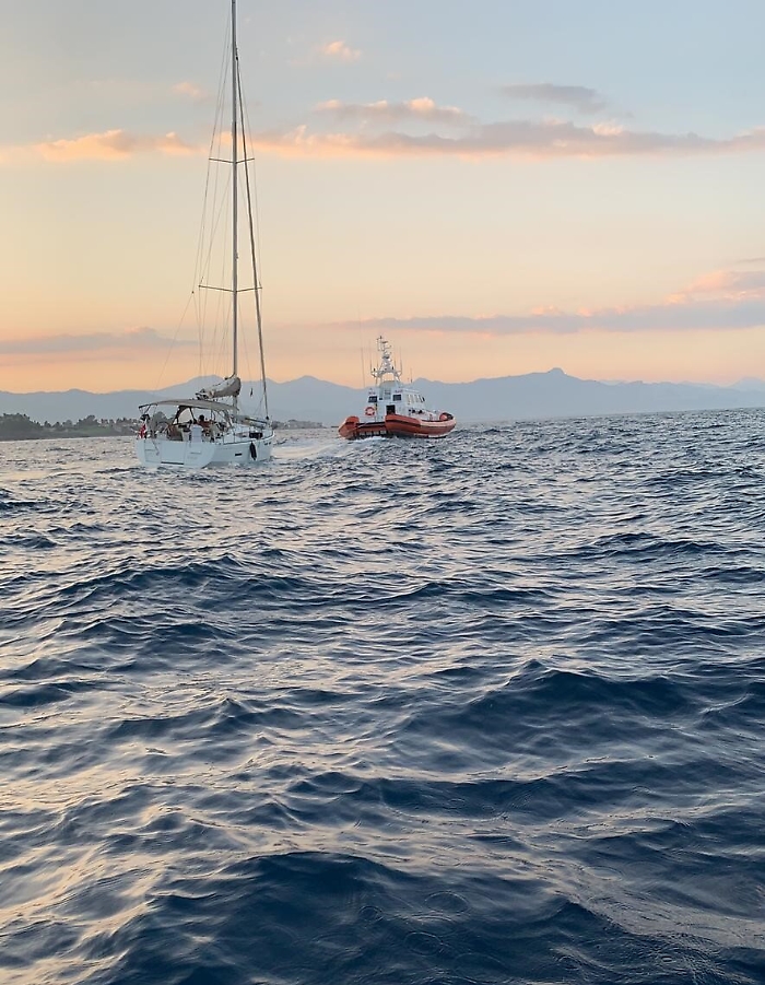 Riposto, la Guardia costiera in soccorso di una barca a vela in difficolt&agrave;