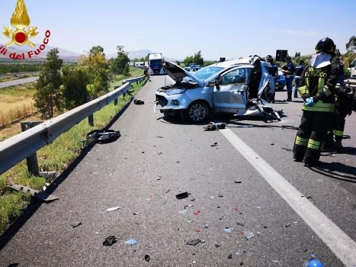 Caltanissetta, scontro auto-camion Muore una donna sull'A19 
