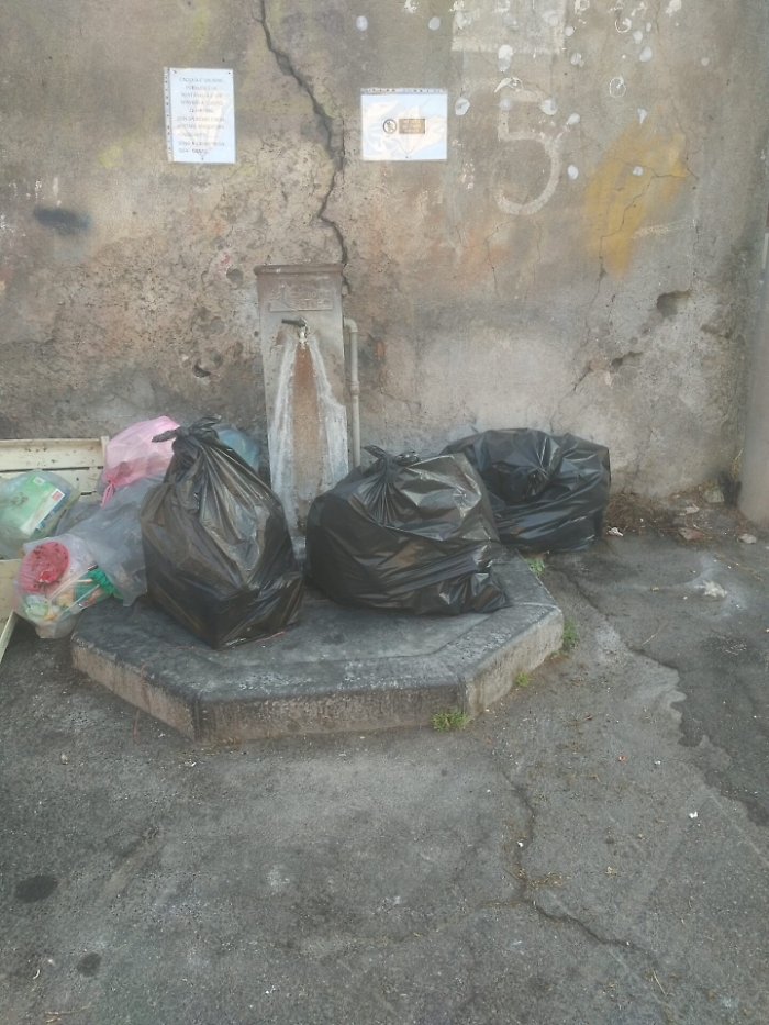 Catania. Spazzatura nella fontanella di piazza Calvario
