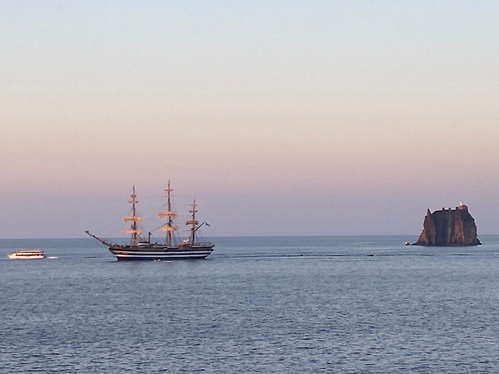La Vespucci davanti Strombolicchio saluta la Sicilia
