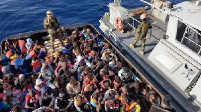 Lampedusa, seicento migranti sbarcati in poche ore
