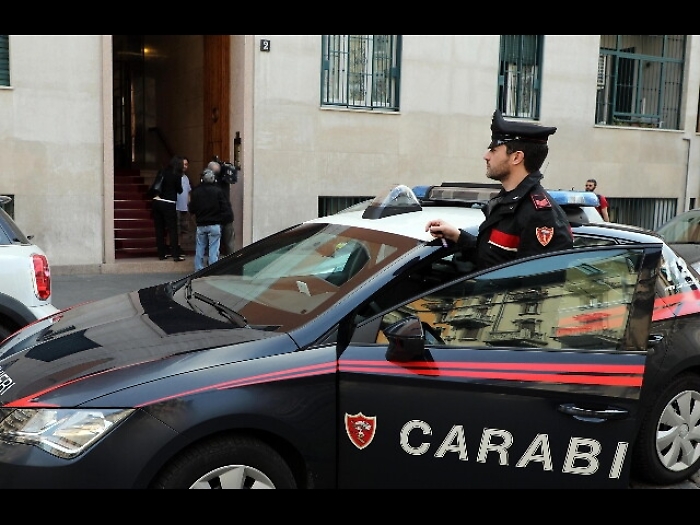 Milano, uomo accoltellato alla mano