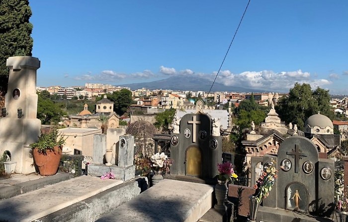 Il cimitero diventa luogo di riflessione: la storia della citt&agrave; etnea tra le vie della memoria