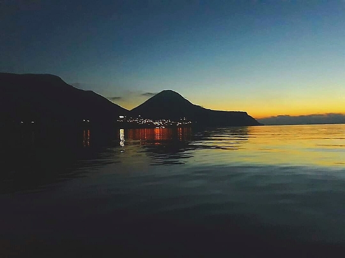 La magica atmosfera di Salina al tramonto