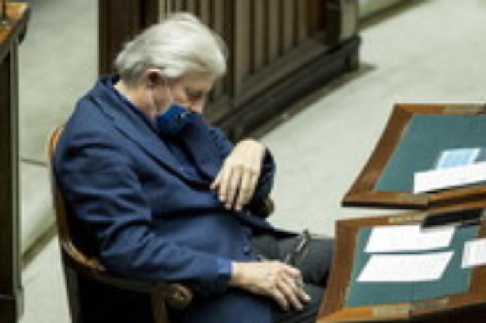 Sgarbi dorme mentre Conte parla alla Camera