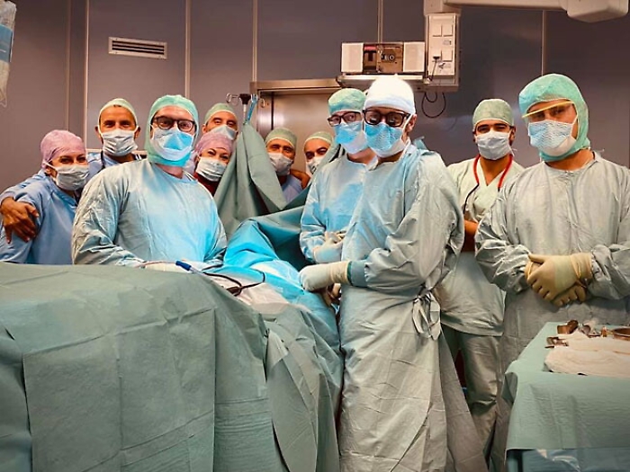 Paralizzato alle gambe e alla braccia, guarisce con una protesi