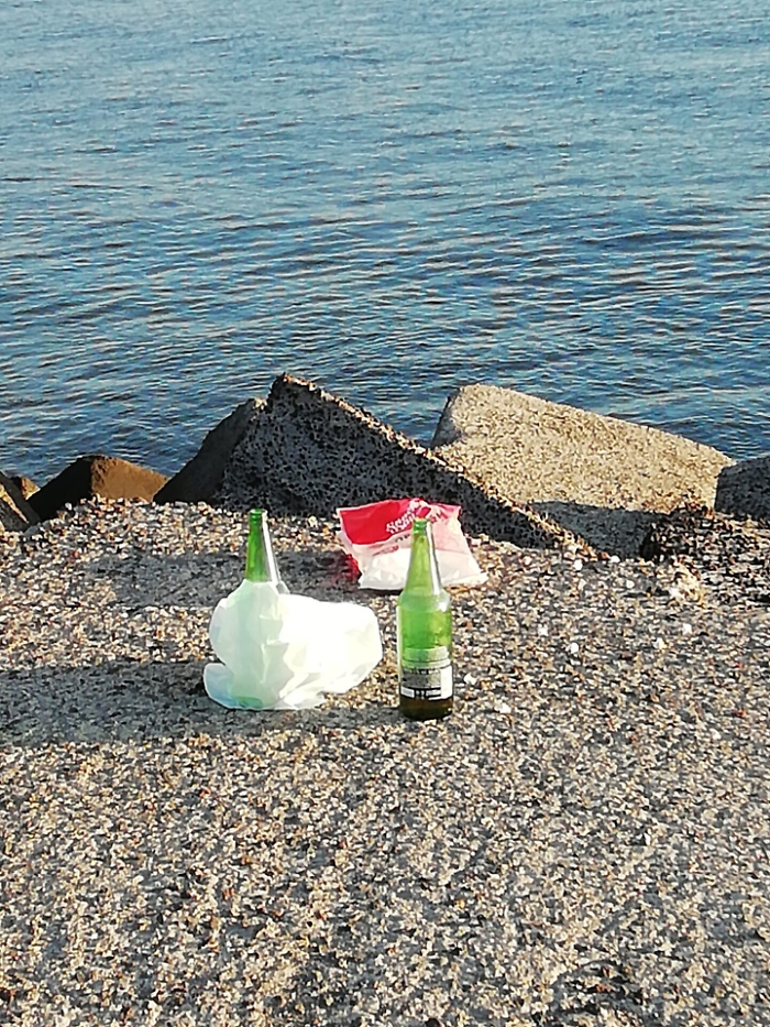 Catania:   rifiuti al porto,molo di levante