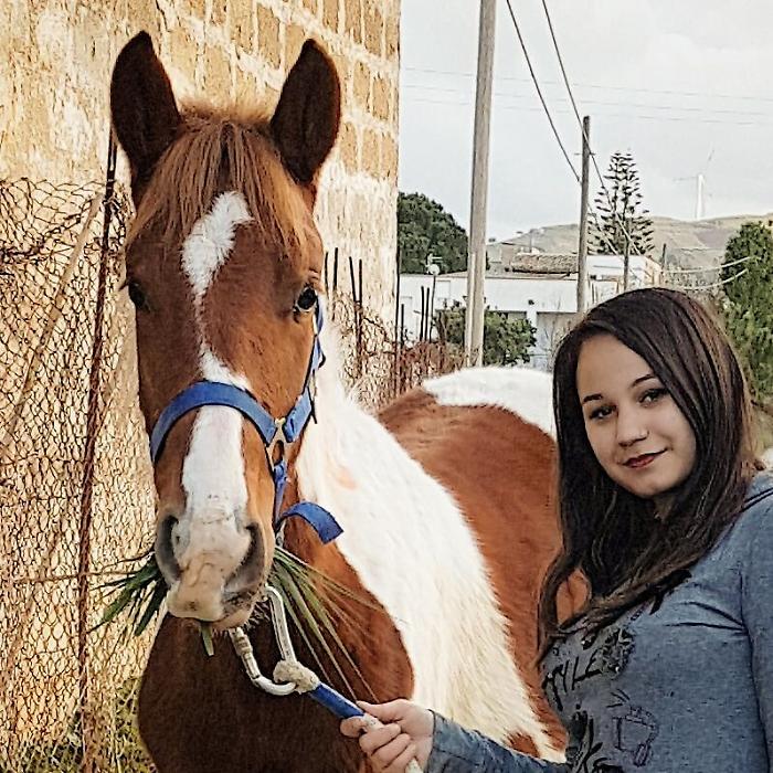 Scivola dalla sella del cavallo nel Palermitano: muore in ospedale a 19 anni
