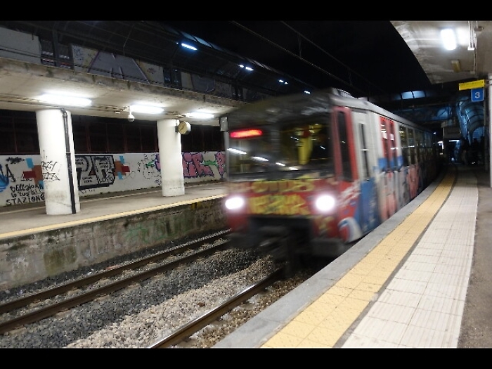 Vandali su treno turisti, si ferma