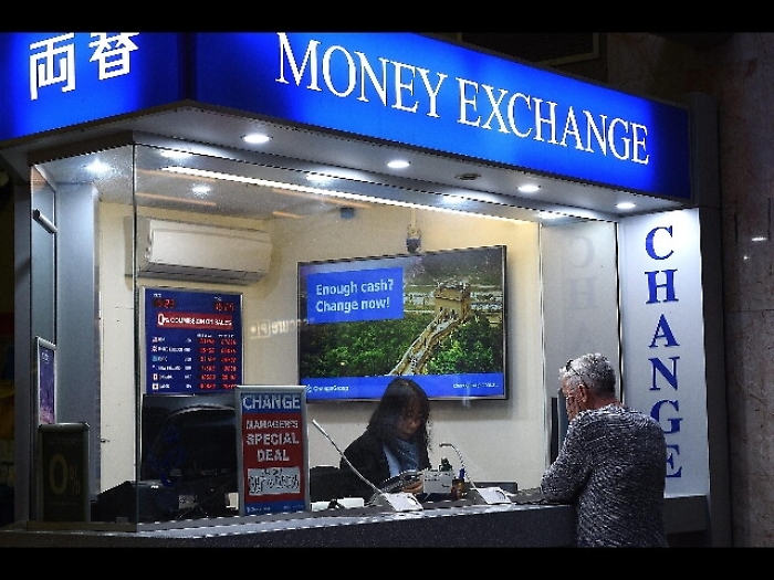 Cambi: euro in calo a 1,0711 dollari