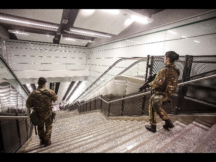 Testimone, folla metro come carro armato