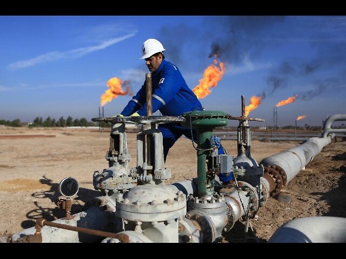 Petrolio: sale a 69,31 dollari