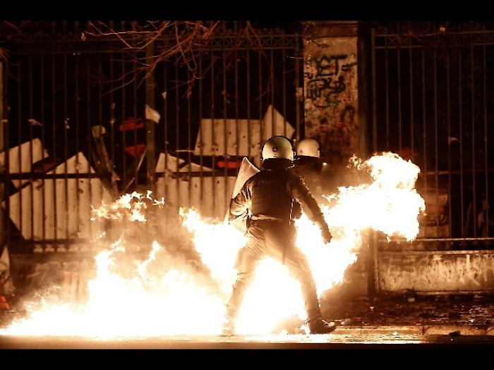 Grecia: scontri polizia-anarchici