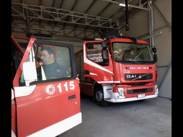 Disoccupato 27enne sale su traliccio