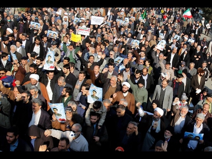 Iran: centinaia manifestanti pro-governo