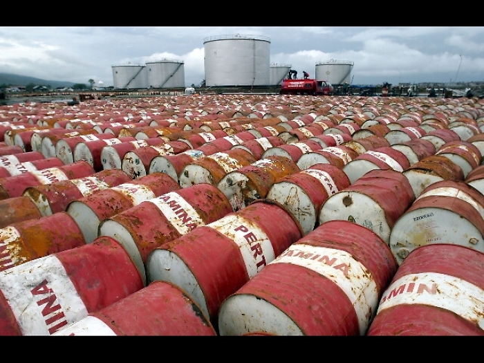 Petrolio in calo a 57,87 dollari