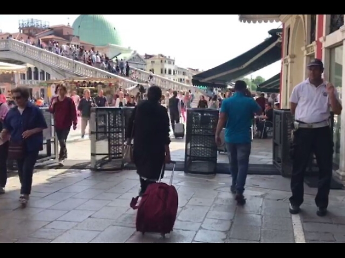 Venezia, tornelli per deviare turisti
