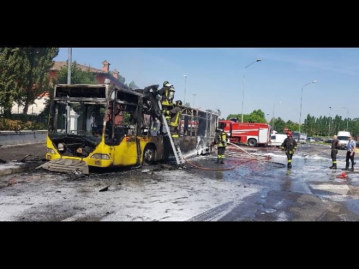 Bus in fiamme a Modena, nessun ferito