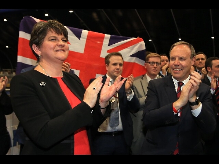 Gb: 'colloqui in corso tra Tory e Dup'