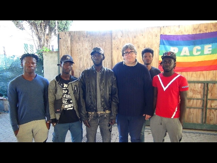 Prete Pistoia fa post governo su gommone